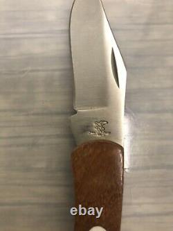Couteau pliant neuf, fabriqué aux États-Unis, gravé à la main et orné de scrimshaw avec du bois de koa