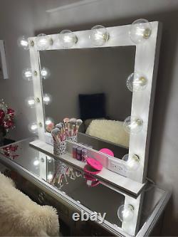 Grand miroir de vanité avec lumières 32 x 28 Fabriqué aux États-Unis