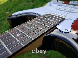 Guitare électrique Carlson Strat SG1 en exposition dans le showroom NOS T. Brownburst fabriquée aux États-Unis